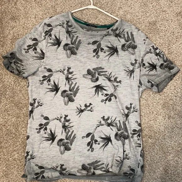 Variety of t shirts, size large - Picture 4 of 4